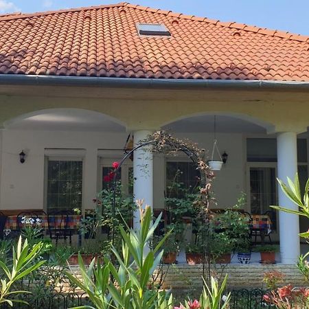 Fertodi Kuria Vendeghaz Hotel Exterior photo
